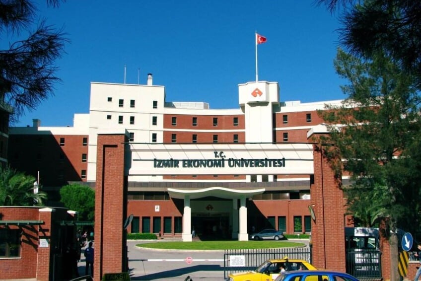 جامعة إزمير للاقتصاد